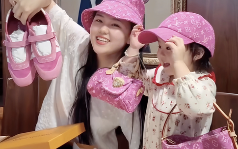 Vợ và con gái cầu thủ Đỗ Duy Mạnh gây chú ý khi 'đập hộp' 5 thiết kế hồng rực của Louis Vuitton