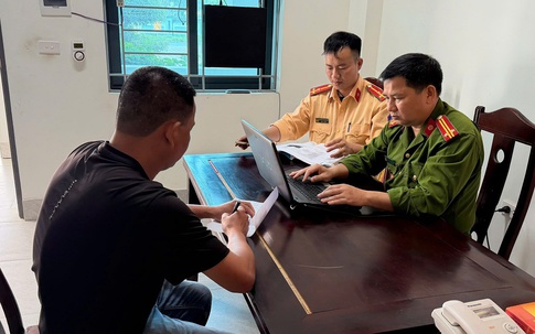 Tin mới nhất vụ xe bán tải đỗ chắn đường ở Nghệ An: Tài xế bị phạt, trừ điểm giấy phép lái xe