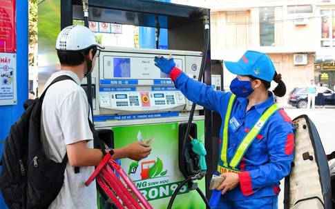 Giá xăng dầu toàn cầu thay đổi lớn, Việt Nam ổn định thị trường bằng cách nào?