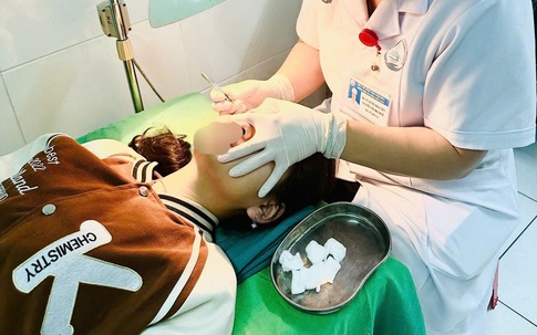 Gắp thành công giun lươn dài 1,5 cm sống ký sinh trong mắt bệnh nhân