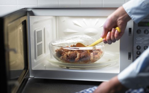 Các tuyệt chiêu hâm nóng đồ ăn bằng lò vi sóng