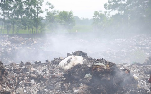 Kinh hoàng những 'lò bát quái' ven đê ở Ninh Bình, khói đang âm thầm 'đầu độc' người dân