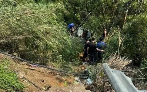 Phú Thọ: Xe khách mất phanh lao xuống vực ở Tam Đảo khiến 7 người bị thương