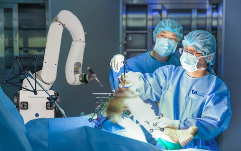 Việt Nam lần đầu có Robot AI thay khớp thế hệ mới