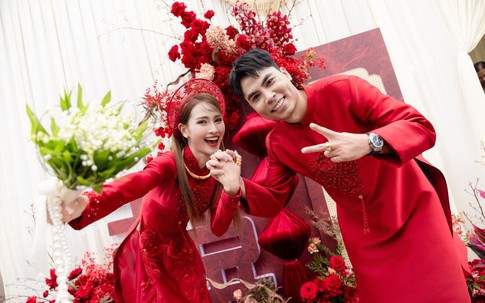 Đám hỏi MC Huyền Trang Mù Tạt và cầu thủ Đức Huy: Cô dâu, chú rể đẹp đôi trong sắc áo đỏ
