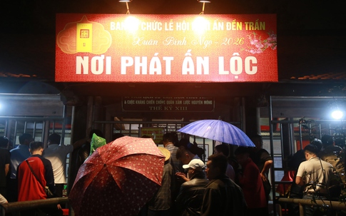 Người dân đội mưa xếp hàng ở Đền Trần Nam Định chờ 'lấy ấn' với giá 20.000 đồng