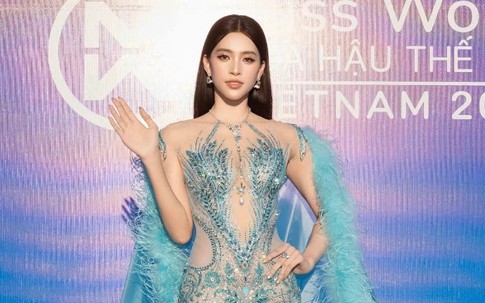 Hoa hậu mặc xuyên thấu đổ bộ thảm xanh