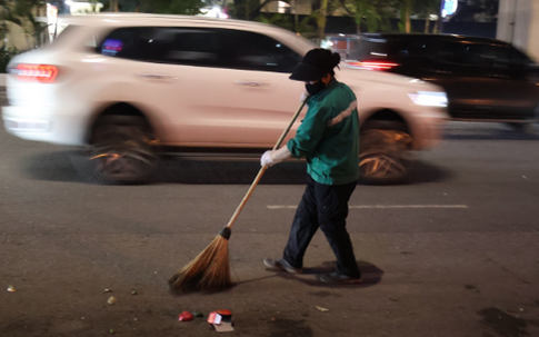 Những tiếng chổi tre thầm lặng khi thành phố chìm vào giấc ngủ