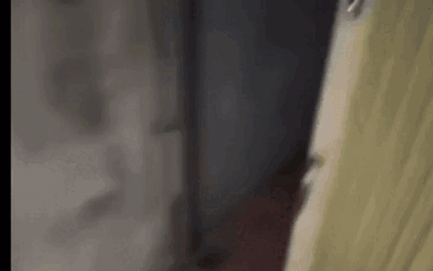 Hà Nội: Phẫn nộ cảnh người phụ nữ bế con nhỏ bị hàng xóm hành hung ở phố Lò Đúc