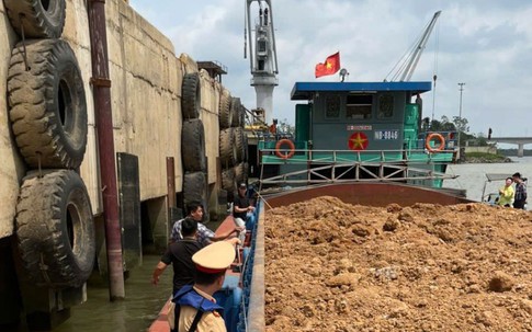 Ninh Bình: Phát hiện tàu chở 700m³ đất không rõ nguồn gốc trên sông Hồng