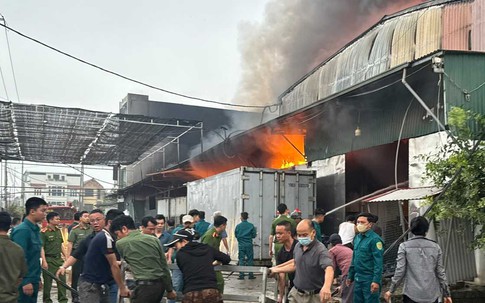 Hà Nội: Huy động 12 xe chữa cháy dập lửa tại xưởng bánh kẹo rộng 700m² ở Hương Sơn