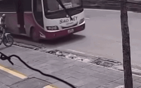 Hà Nội: Tạt đầu xe máy trên Quốc lộ 32, tài xế xe khách bị xử phạt nghiêm