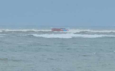 Tàu cá lật trên biển, 7 ngư dân vượt sóng vào bờ, 1 người tử vong