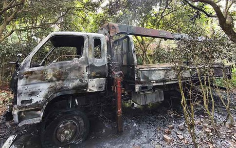 Hà Nội: Xe tải cẩu vướng dây điện rồi bốc cháy khiến một người tử vong