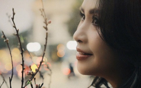 Nữ NSND ở tuổi ngoài 50 khoe nhan sắc với áo dài thêu tay