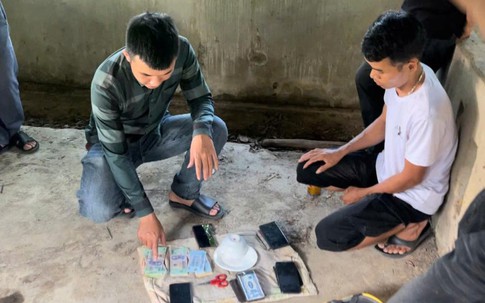 Rủ nhau lên nhà hoang trên núi đánh bạc