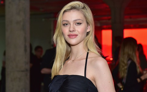 Con dâu David Beckham đóng phim 18+, phản ứng 'lạ' khi nhắc tới nhà chồng