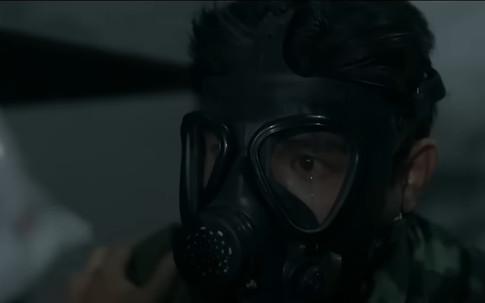 Trung tá Minh Kiên có bỏ Lợi lại trong đám cháy khi được cầu xin rời đi?