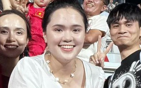 Bà xã Duy Mạnh gây chú ý khi đeo dây chuyền 300 triệu đồng đi cổ vũ chồng