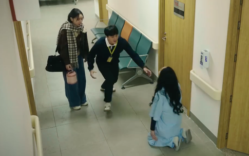 'Phú bà' quỳ gối xin cô giáo Thương buông tha cho con trai