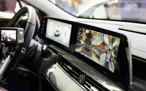 SUV 7 chỗ hybrid giá 599 triệu đồng ở Việt Nam đẹp đẳng cấp, công nghệ tối tân cạnh tranh Toyota Corolla Cross, rẻ chưa từng thấy