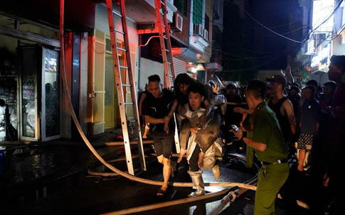 Hà Nội: 5 người mắc kẹt trong vụ cháy nhà cao tầng ở phường Hồng Hà