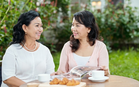 Hai chị em chọn hai cách tiêu tiền: Cuộc sống tuổi trung niên khác nhau 'một trời một vực'