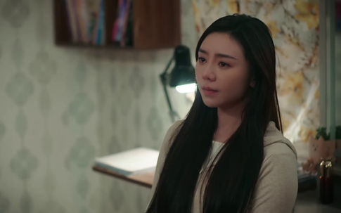 Bất an vì thấy bạn trai cũ đang trong vòng tay cô gái trẻ đẹp