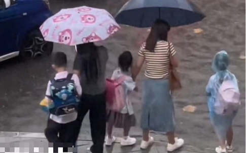 Nhìn cách 3 đứa trẻ qua đường, ai cũng nhận ra 3 quan điểm giáo dục con trái ngược