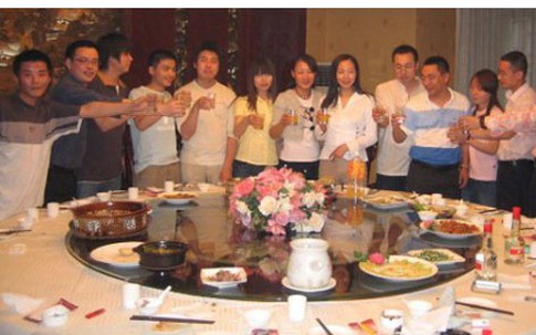 Đi họp lớp với chiếc áo cũ, tôi nhận về lời mỉa mai và bài học đắt giá