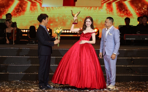 Hoà Minzy được Cục trưởng Xuân Bắc và NSND Tự Long trao giải thưởng