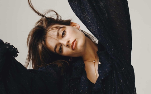 Diễn viên phim Sex Education gợi cảm ở tuổi 30, làn da  trắng mịn không tì vết