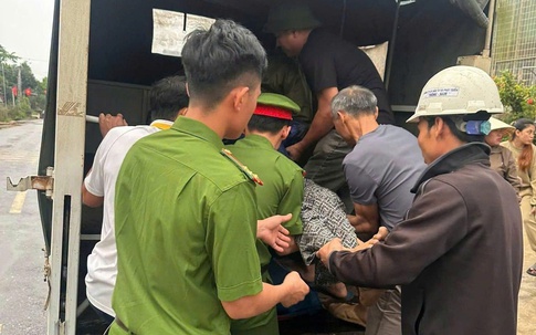 Ngã xe trên quốc lộ 48, người phụ nữ được công an xã chở đi cấp cứu 