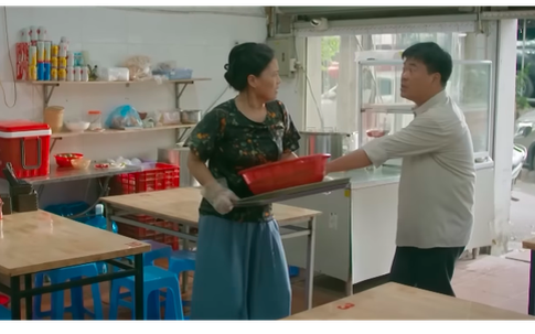 Tận mắt chứng kiến bố đẻ đánh vợ hiện tại chỉ vì tin đồn đi tìm con rơi