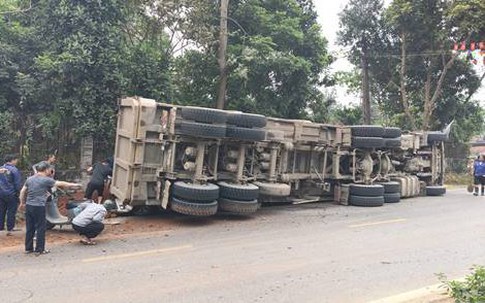 Khởi tố, bắt giam tài xế vụ lật xe đầu kéo khiến 2 phụ nữ tử vong ở Phú Thọ