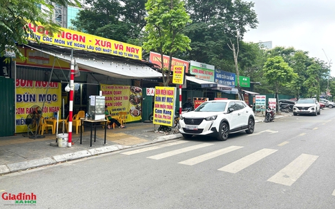 Hà Nội: Bất chấp rào chắn và biển cấm, trật tự đô thị tại phường Cầu Giấy bị 'thách thức' nghiêm trọng