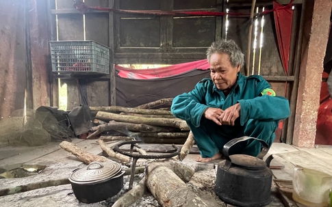 Cụ ông người Arem thấy đồng bào mình từ hang đá đến cuộc sống văn minh