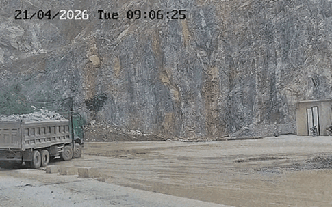 Khoảnh khắc 2 xe tải chở đá va chạm kinh hoàng khiến 2 tài xế tử vong ở Ninh Bình