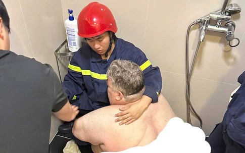 Đà Nẵng: Giải cứu du khách Mỹ nặng gần 300kg mắc kẹt trong nhà vệ sinh