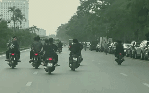 Hà Nội: Tóm gọn nhóm 'quái xế' bốc đầu xe máy để quay clip tại phường Phúc Lợi