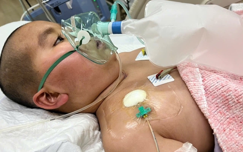 MS 1080: 6 ca mổ liên tiếp vẫn chưa qua cửa tử, bé trai 11 tuổi và lời cầu xin của người mẹ đơn thân