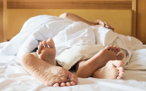 Bắt quả tang vợ ngoại tình, chồng uống rượu 'lấy can đảm' và cái kết rúng động