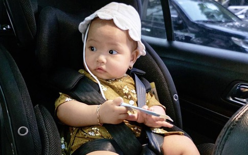 Khoảnh khắc hài hước của H'Hen Niê cùng con gái 7 tháng tuổi gây sốt mạng xã hội