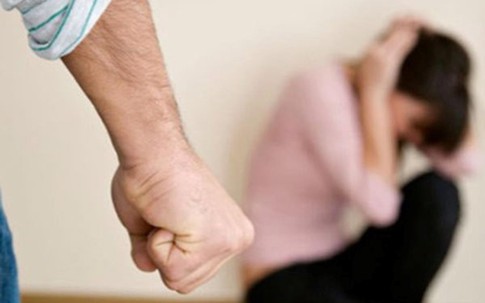 Giải cứu người phụ nữ bị chồng bạo hành trong đêm tại Hà Nội