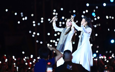 Khán giả bật đèn flash, lightstick, tạo thành bầu trời sao  hoà nhịp cùng nghệ sĩ trong 'Âm vang Tổ quốc'