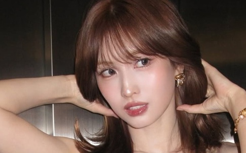 Vẻ gợi cảm của nữ ca sĩ Nhật