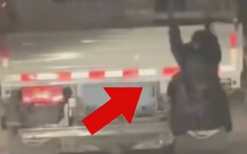 Nghi chồng ngoại tình, vợ 'treo mình' sau thùng xe tải suốt đêm để 'bắt gian'