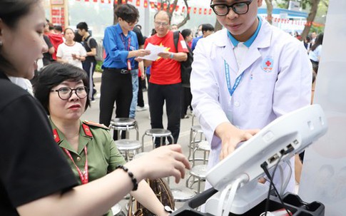 Ngày Sức khỏe toàn dân 7/4: Người dân hào hứng khám, trải nghiệm tại các gian hàng y tế