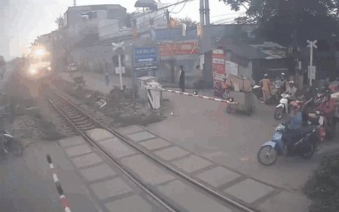 Hà Nội: Băng qua đường ray khi tàu đang tới, người đàn ông thoát chết trong gang tấc