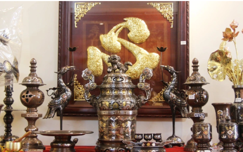 Những đồ thờ cúng cần có trên bàn thờ gia tiên